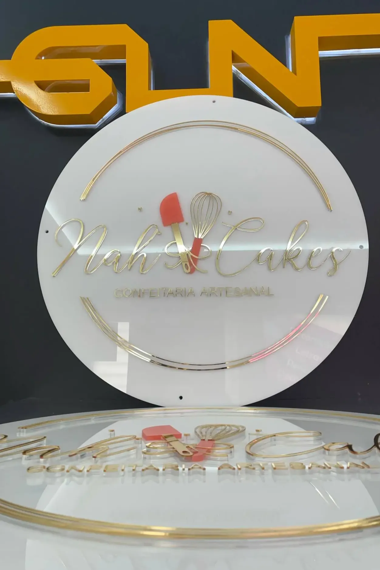 Placa em Acrílico com Logotipo em acrílico dourado espelhado