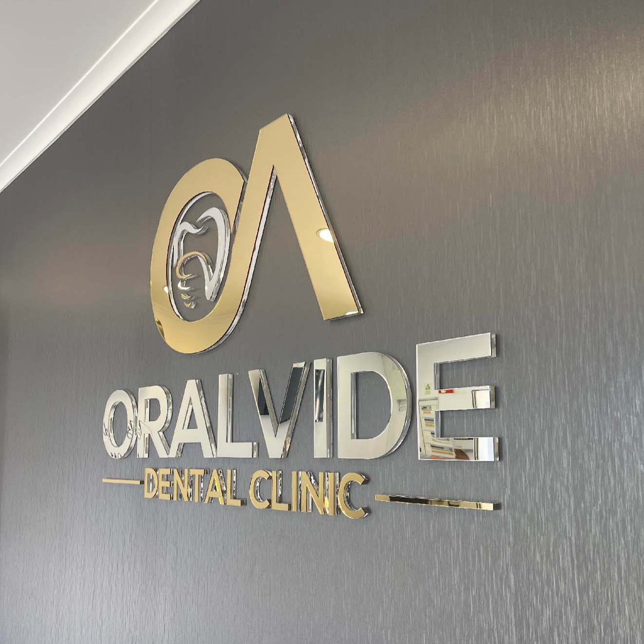 Logotipo em acrílico espelhado