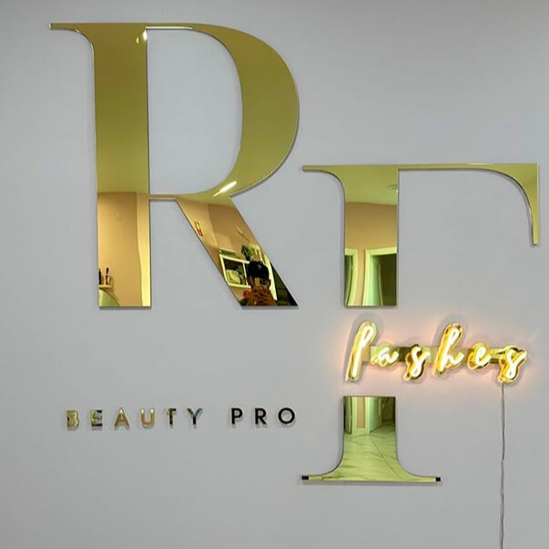 Logotipo em acrílico espelhado + led néon