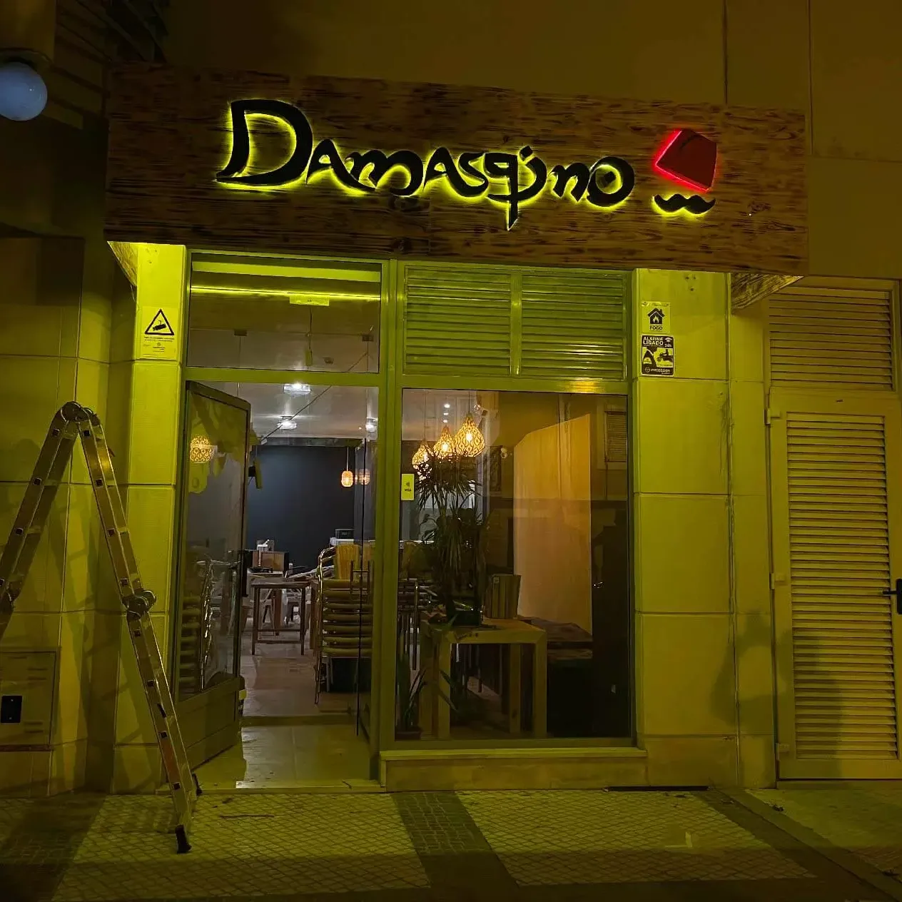 Letras em monobloco retroiluminado