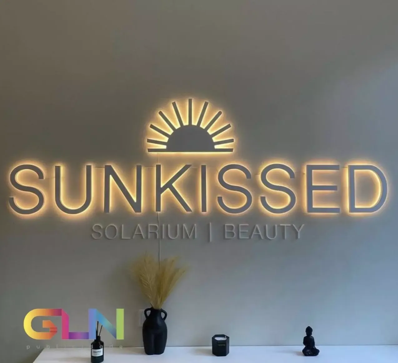 Logotipo em pvc retroiluminado