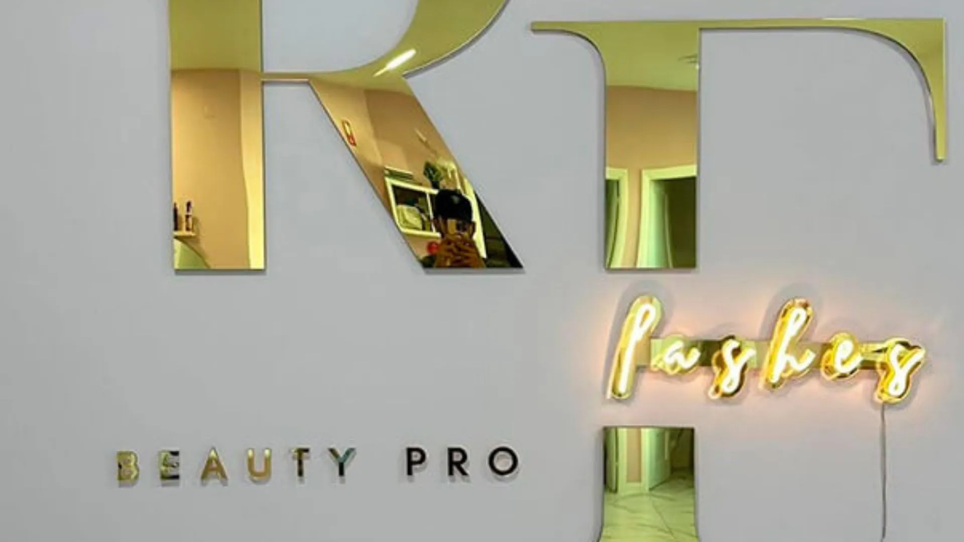 Logotipo em Acrílico Espelhado + LED Néon